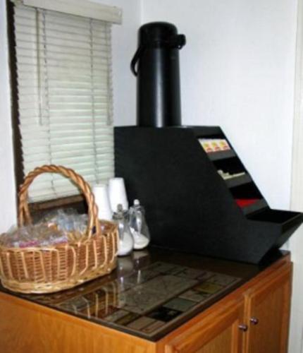 a counter top with a basket on top of a stove at Sunset Inn and Suites West Sacramento in West Sacramento