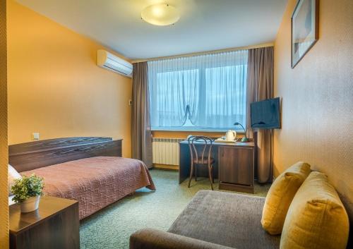 Un pat sau paturi într-o cameră la Hotel Zemaites