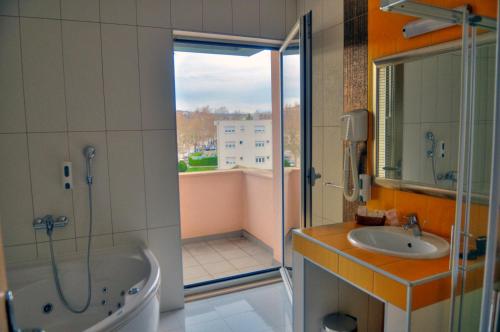 A bathroom at Hotel Brotnjo