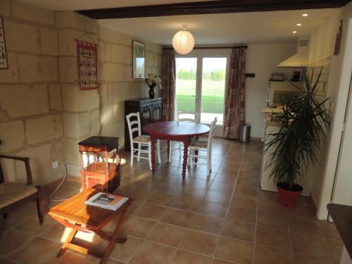 - un salon avec une table et des chaises dans l'établissement La Jarillais, à Saumur