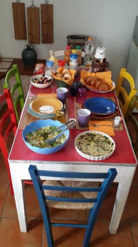 un tavolo con sopra piatti di cibo di Villa Enea Monopoli a Monopoli