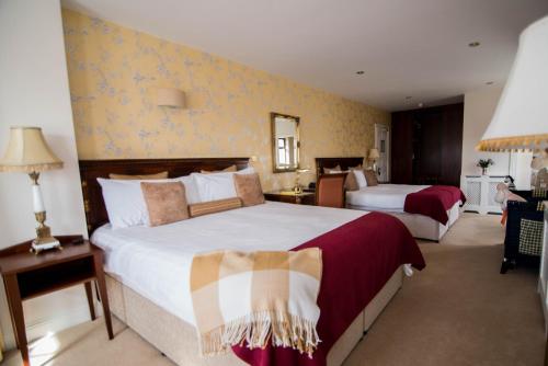 a hotel room with two beds in a room at Hazelwood Lodge in Ballyvaughan