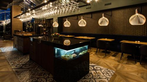 a restaurant with a bar with an aquarium in it at Mezger Lodges in Domburg