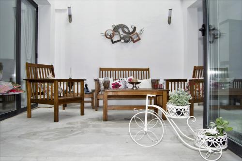 セビリアにあるApartamento El Salvadorの椅子とテーブル、自転車が備わる客室です。
