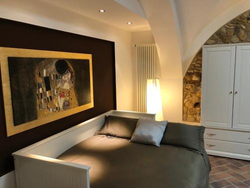 salon z kanapą w rogu w obiekcie Villa Papardo w mieście Giarre