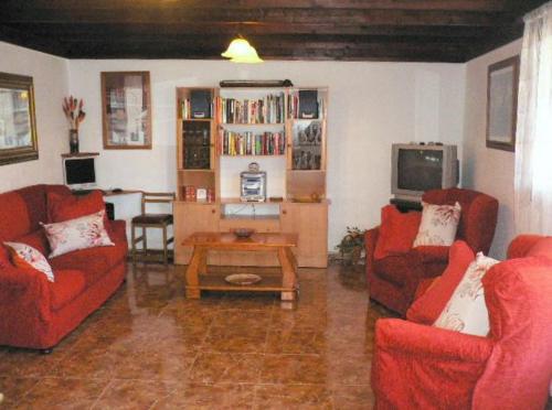 TahicheにあるCasa Albryna Lanzarote Rural Villa, Pool Wifiのリビングルーム(赤い椅子2脚、テーブル付)