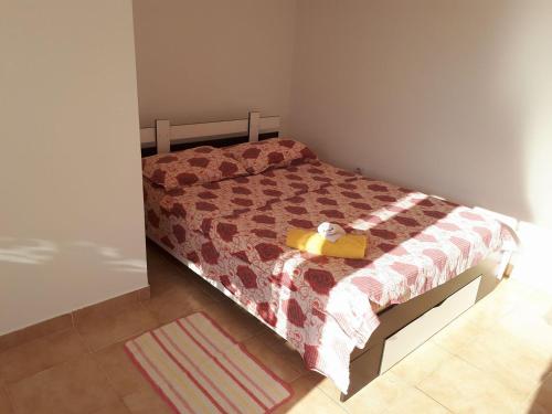 una camera da letto con un letto e un animale di peluche di La Olteanu a Vadu