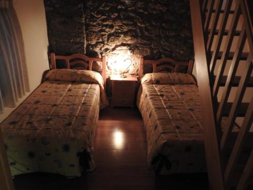 Habitación con 2 camas y escalera en un edificio en Ca les bessones, en Villar de Canes