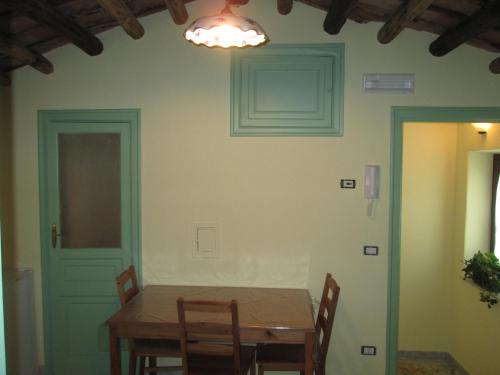 甘吉的住宿－Casa e Putia，一间带桌椅和门的用餐室