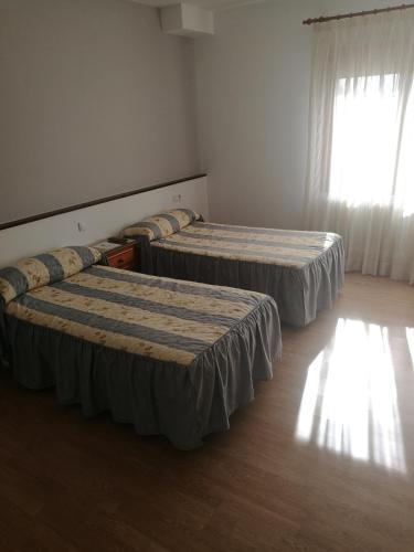 Katil atau katil-katil dalam bilik di Hostal Mirobriga
