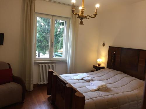 una camera da letto con un letto grande e una finestra di Musicisti House a Verona