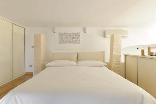 ローマにあるセント ペテロ ロフトの白いベッドルームの大きな白いベッド