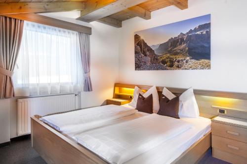um quarto com uma cama grande num quarto em La Majon Apartments em Selva di Val Gardena