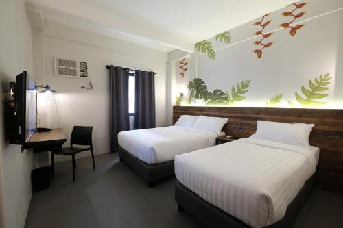Tempat tidur dalam kamar di U Hotels Makati