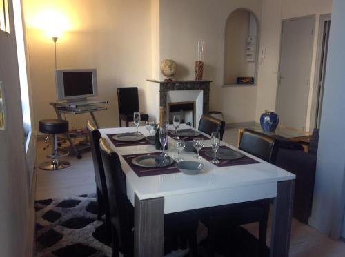 - une salle à manger avec une table et des verres à vin dans l'établissement L'Etape des Châteaux le 44, à Meung-sur-Loire