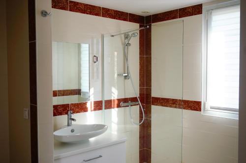 a bathroom with a sink and a shower at Villa Marie Suzon - Belle propriété pour 16 personnes à 5 mn de la Hume in Gujan-Mestras