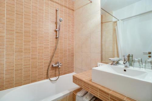 Salle de bains dans l'établissement Palace Hotel Glyfada