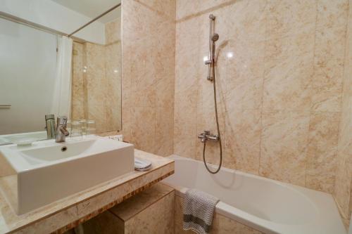 Salle de bains dans l'établissement Palace Hotel Glyfada