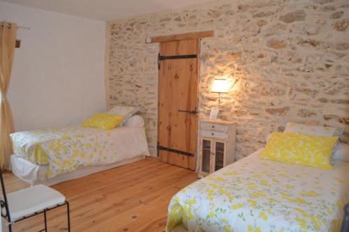 Rúm í herbergi á gîte du Clos Sébastien