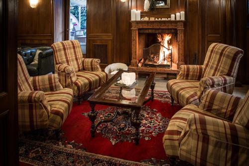 a living room with chairs and a fire place at Regina Adelaide Hotel & SPA in Garda