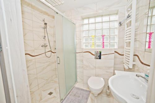 ソポトにあるLa Playa by Grand Apartmentsのバスルーム(シャワー、トイレ、シンク付)