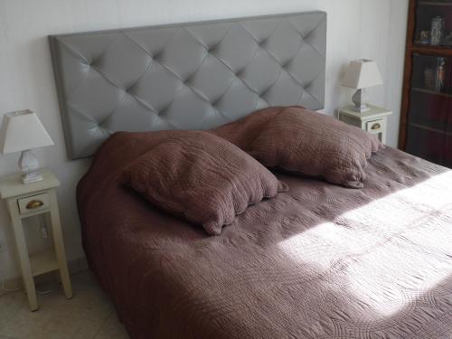เตียงในห้องที่ La Bastide Fleurie