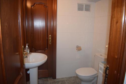 a bathroom with a toilet and a sink at Apartamentos Casa FERMINA - A 2 horas de las pistas de esquí in Trevélez