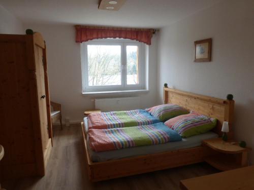 クアオルト・オーバーヴィーゼンタールにあるFerienwohnung Fichtelbergのベッドルーム1室(窓付きのベッド1台、ベッドサイドサイドサイドサイドサイドサイド付)