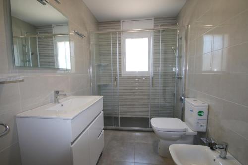 カンブリルスにあるApartamento Luisaのバスルーム(トイレ、洗面台、シャワー付)