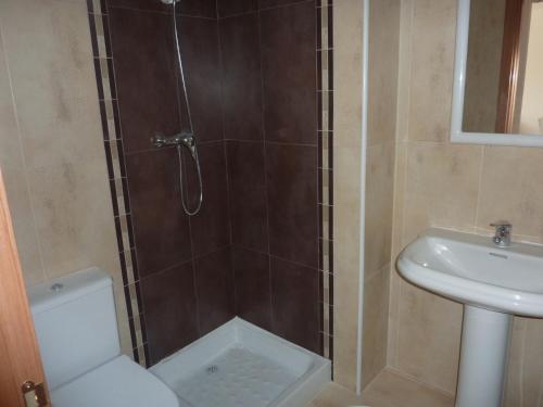 ミアミ・プラトーヤにあるApartamento Mar i Celのバスルーム(シャワー、トイレ、洗面台付)