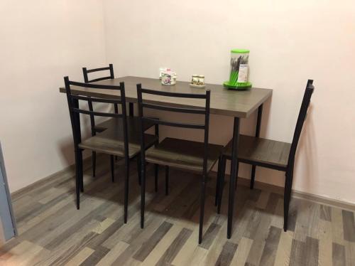 stół jadalny z 4 krzesłami i stołem oraz stół i szezlong w obiekcie Apartment Old town w mieście Tbilisi City
