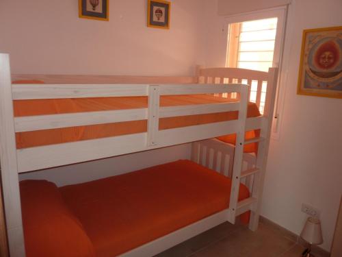 ミアミ・プラトーヤにあるApartamento Mar i Celの窓付きの客室で、二段ベッド2台が備わります。