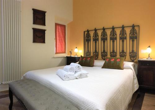 een slaapkamer met een bed met handdoeken erop bij Emilia's Home in Siena