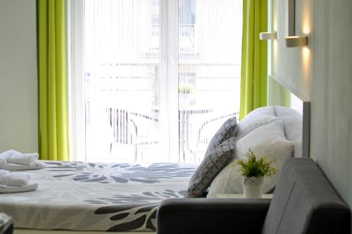 Ένα ή περισσότερα κρεβάτια σε δωμάτιο στο Apartamenty Feniks & Pegaz