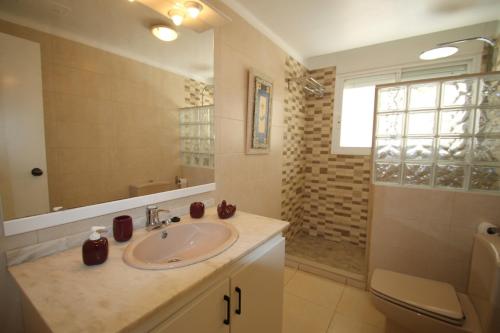 A bathroom at Villa Adriana 209