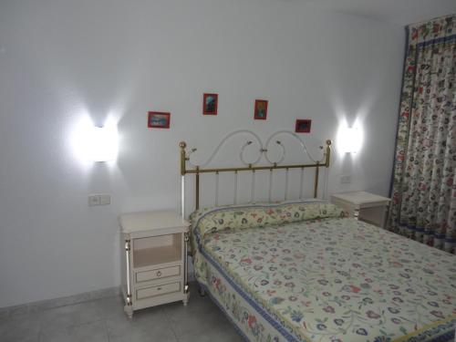 ミアミ・プラトーヤにあるVilla Adriana 102のベッドルーム1室(ベッド1台、ナイトスタンド2台、ランプ2つ付)