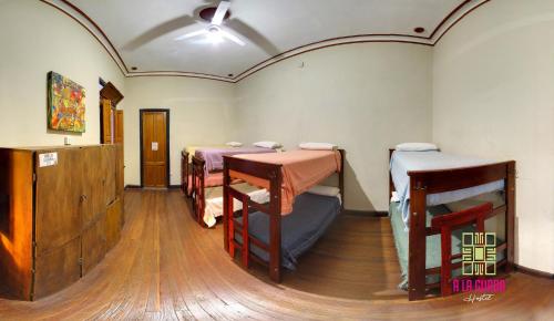 Habitación con 2 camas y mesa. en A la Gurda en San Miguel de Tucumán