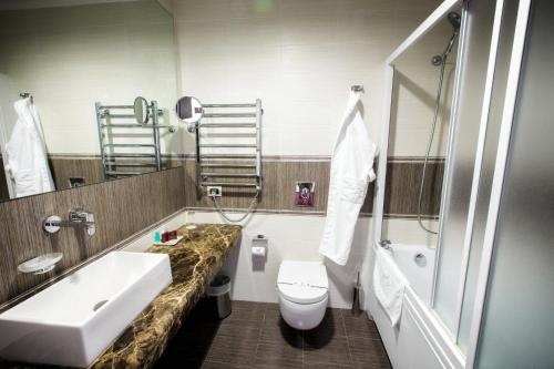 Koupelna v ubytování Menorah Hotel