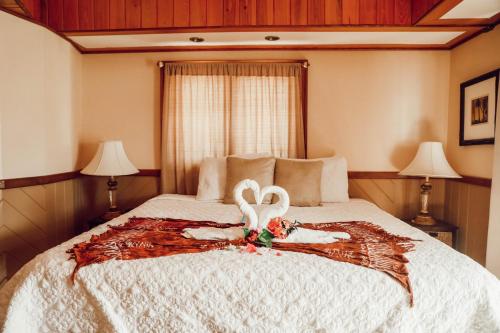 Postel nebo postele na pokoji v ubytování EMBRACE Resort