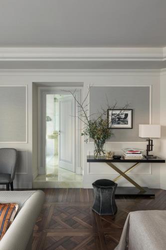 a living room with a couch and a table at VISTA Lago di Como in Como