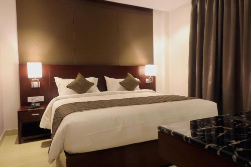 Postel nebo postele na pokoji v ubytování Visthara inn - Comfort Stay