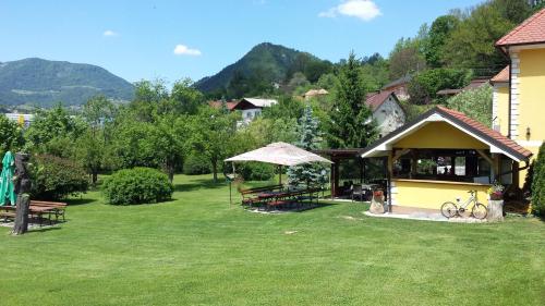 Vue générale sur la montagne ou vue sur la montagne depuis la maison d'hôtes