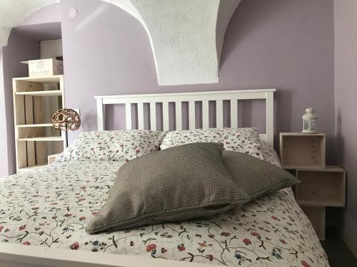 1 dormitorio con cama con almohada en La Paramira, en Pigna