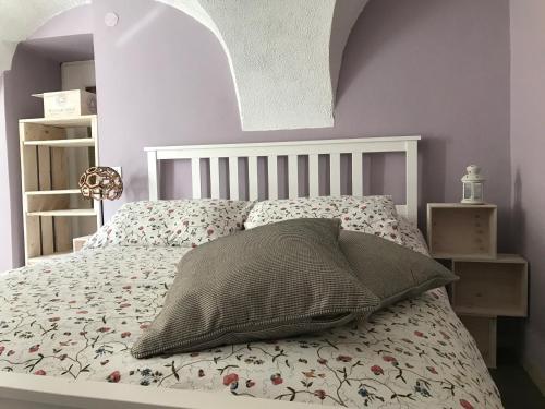 sypialnia z łóżkiem z poduszką w obiekcie La Paramira w mieście Pigna
