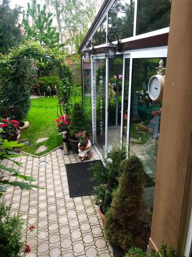 Taman di luar Pensiunea Sofia