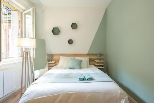 トゥールーズにあるLe Vert d'Eau - Rue Riquet - Terrasseのベッドルーム1室(青い靴2本付きのベッド1台付)