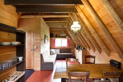 a kitchen and dining room with a table and chairs at De Toffe Peer Recreatie in Ruinerwold