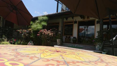 a table with a painting on it with an umbrella at Villa Mimi in Otavalo
