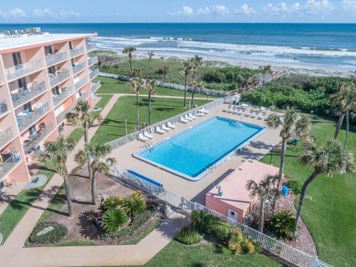 Bazén v ubytování Cocoa Beach Towers nebo v jeho okolí