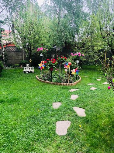 Taman di luar Pensiunea Sofia